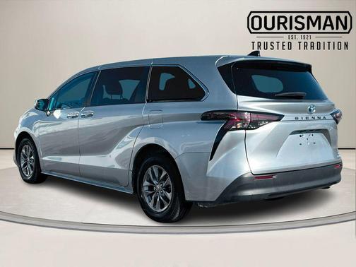 2024 Toyota Sienna LE