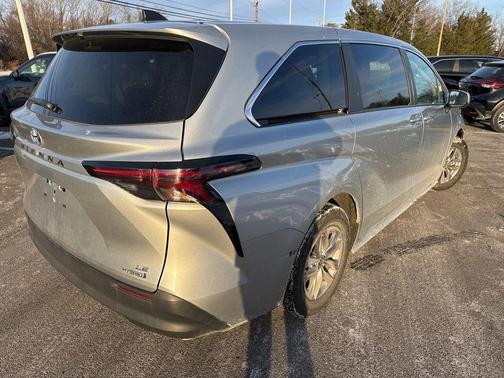 2024 Toyota Sienna LE