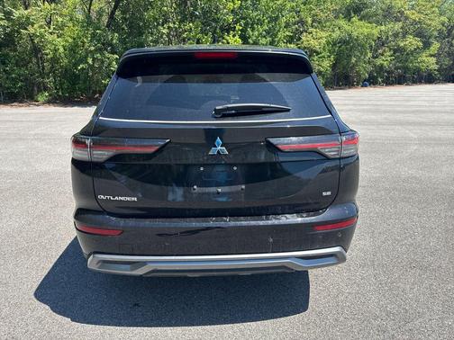 Black 2025 Mitsubishi Outlander SE