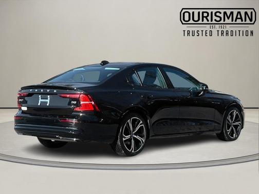 2024 Volvo S60 B5 Plus Dark Theme