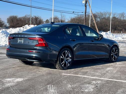 2024 Volvo S60 B5 Core Dark Theme