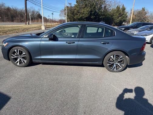 2024 Volvo S60 B5 Core Dark Theme