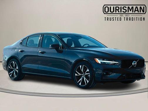 2024 Volvo S60 B5 Core Dark Theme