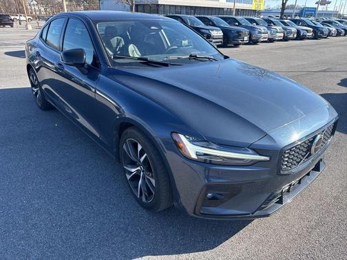 2024 Volvo S60 B5 Core Dark Theme