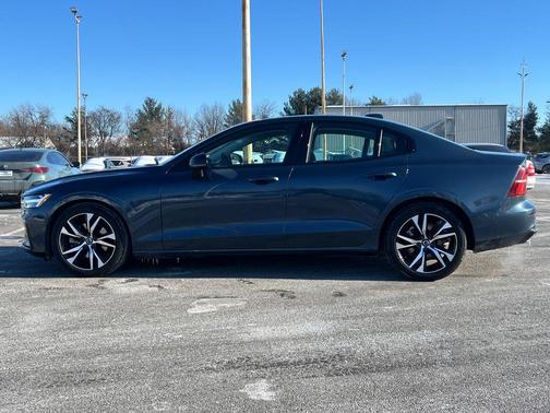 2024 Volvo S60 B5 Core Dark Theme