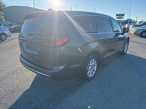 2023 Chrysler Pacifica Touring-L