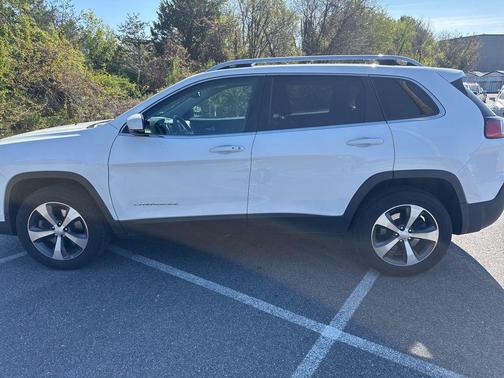 Bright White Clearcoat 2021 Jeep Cherokee Limited
