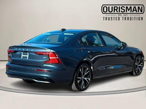 2024 Volvo S60 B5 Core Dark Theme