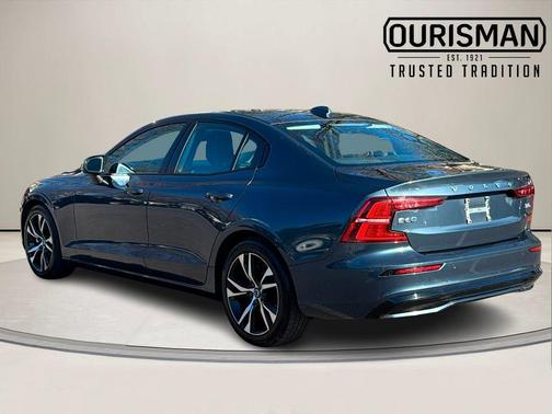 2024 Volvo S60 B5 Core Dark Theme