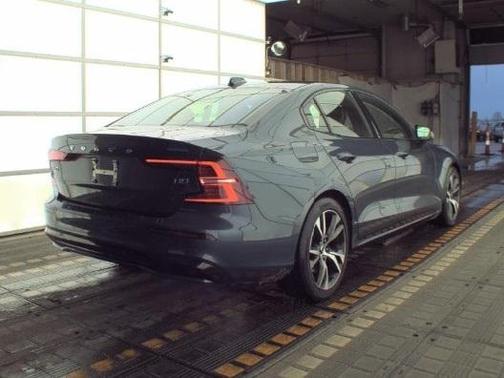 2024 Volvo S60 B5 Core Dark Theme