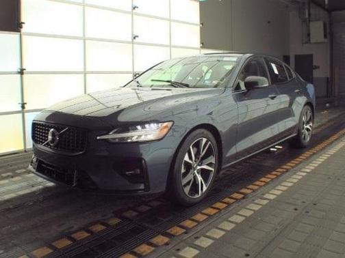 2024 Volvo S60 B5 Core Dark Theme