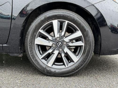 Black 2025 Nissan Versa 1.6 SV