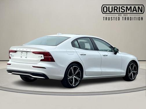 2024 Volvo S60 B5 Plus Dark Theme