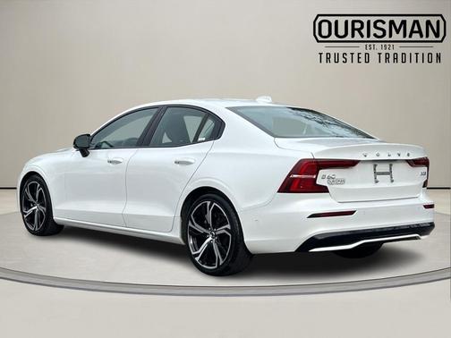 2024 Volvo S60 B5 Plus Dark Theme