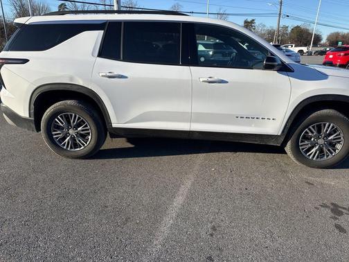2025 Chevrolet Traverse LT