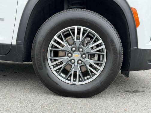 Summit White 2024 Chevrolet Traverse LT