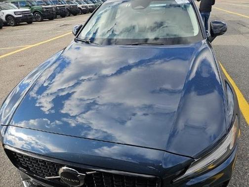 2024 Volvo S60 B5 Core Dark Theme