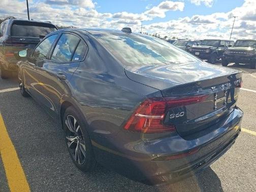 2024 Volvo S60 B5 Core Dark Theme