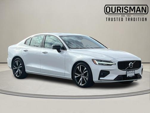 2024 Volvo S60 B5 Core Dark Theme