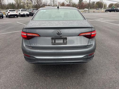 Platinum Gray Metallic 2024 Volkswagen Jetta 1.5T SE