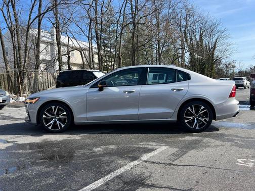 2024 Volvo S60 B5 Core Dark Theme