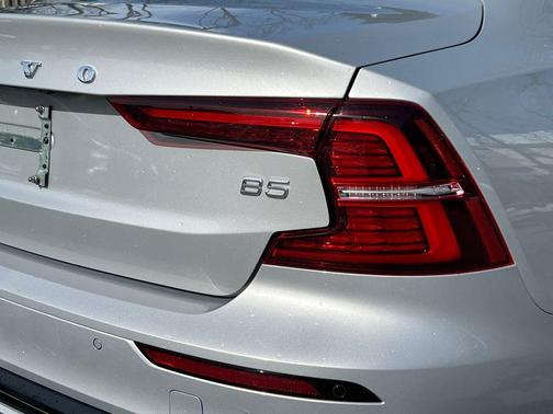 2024 Volvo S60 B5 Core Dark Theme