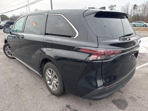 2024 Toyota Sienna LE