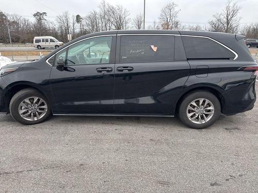 2024 Toyota Sienna LE