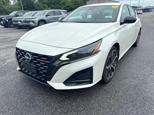 White 2023 Nissan Altima 2.5 SR