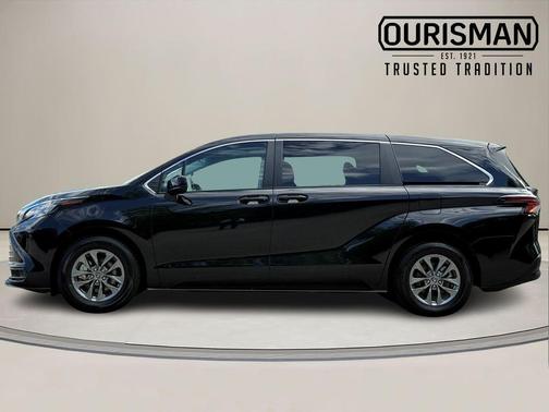 Midnight Black Metallic 2024 Toyota Sienna LE