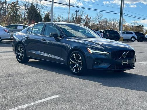 2024 Volvo S60 B5 Core Dark Theme