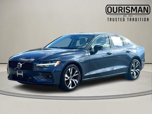 2024 Volvo S60 B5 Core Dark Theme