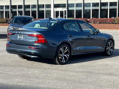 2024 Volvo S60 B5 Core Dark Theme