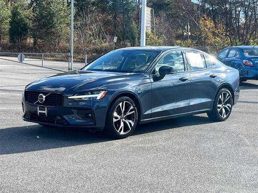 2024 Volvo S60 B5 Core Dark Theme