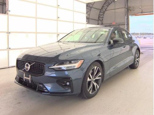 2024 Volvo S60 B5 Core Dark Theme