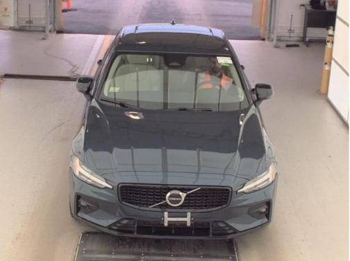 2024 Volvo S60 B5 Core Dark Theme