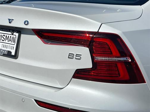 2024 Volvo S60 B5 Core Dark Theme