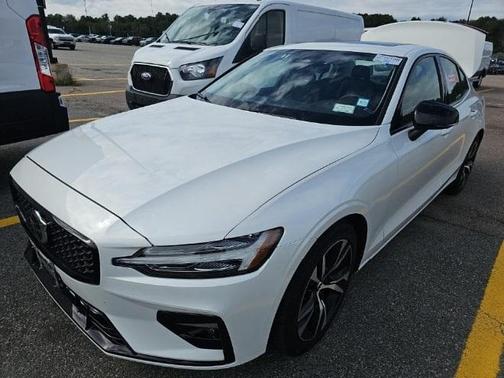 2024 Volvo S60 B5 Core Dark Theme