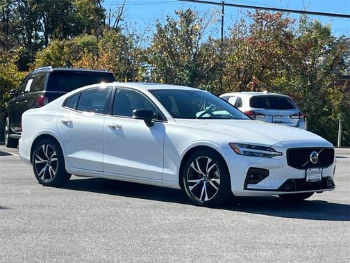 2024 Volvo S60 B5 Core Dark Theme