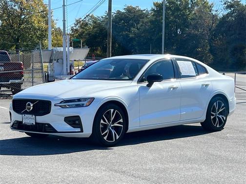 2024 Volvo S60 B5 Core Dark Theme