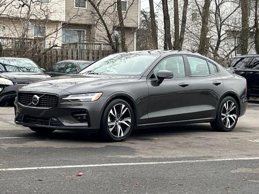 2024 Volvo S60 B5 Core Dark Theme