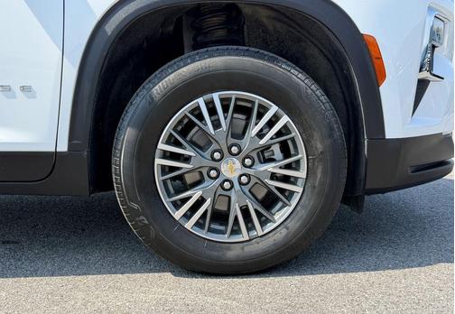 Summit White 2024 Chevrolet Traverse LT