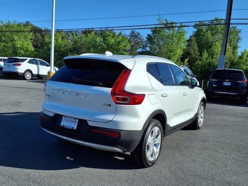 2021 Volvo XC40 T5 Momentum
