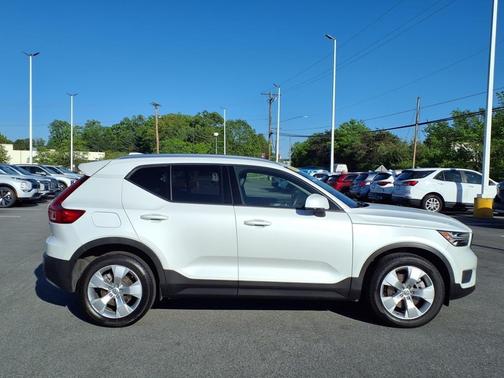 2021 Volvo XC40 T5 Momentum
