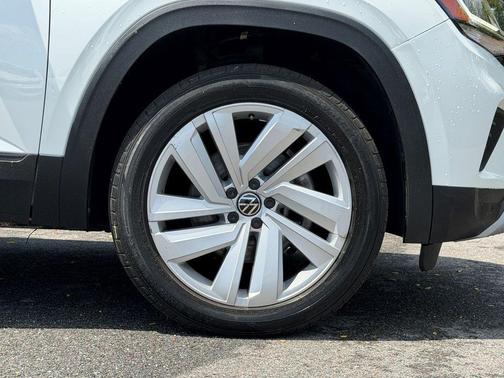 Oryx White Pearl Effect 2021 Volkswagen Atlas Cross Sport 2.0T SE w/Technology