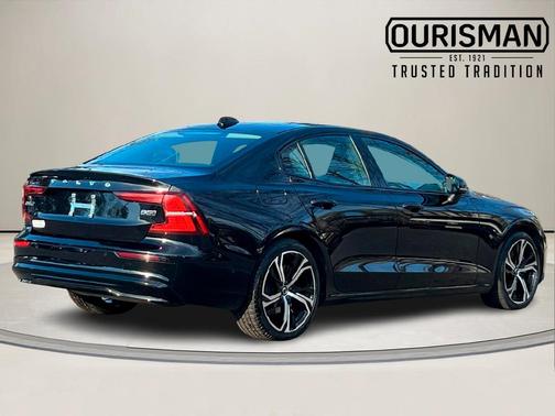 2024 Volvo S60 B5 Plus Dark Theme