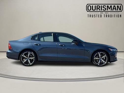 2024 Volvo S60 B5 Core Dark Theme