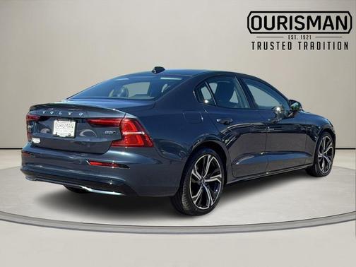 2024 Volvo S60 B5 Core Dark Theme