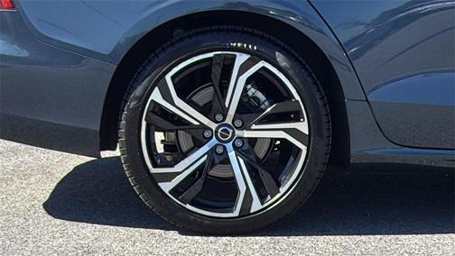 2024 Volvo S60 B5 Core Dark Theme