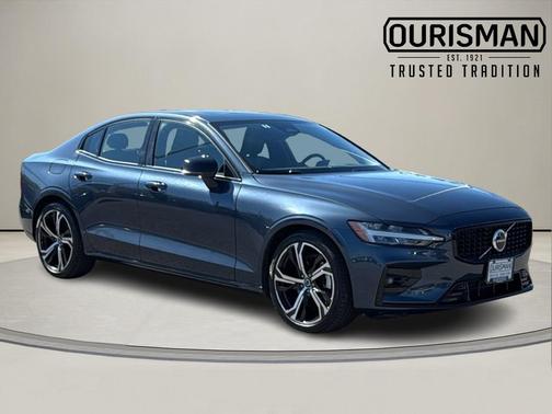 2024 Volvo S60 B5 Core Dark Theme